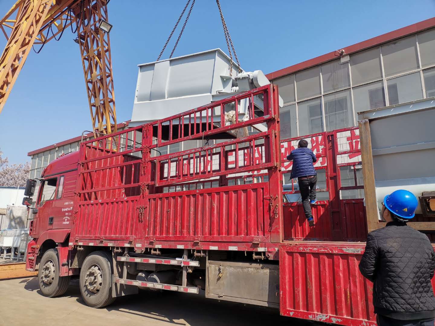 山東濰坊熱熔標線涂料生產(chǎn)設(shè)備裝車發(fā)貨